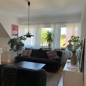 Rymlig Och Modern Laegenhet I Villa. Perfekt Foer Familjer. Med Parkering. Lägenhet